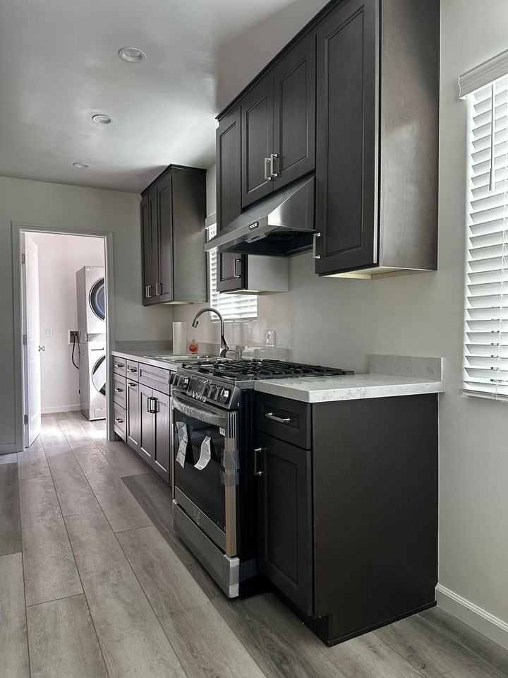 1634 Broad Ave - Photo 7 of 30