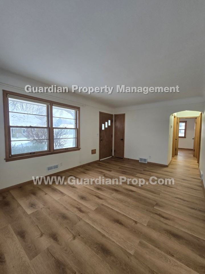 4433 Quincy St Ne - Photo 3 of 15