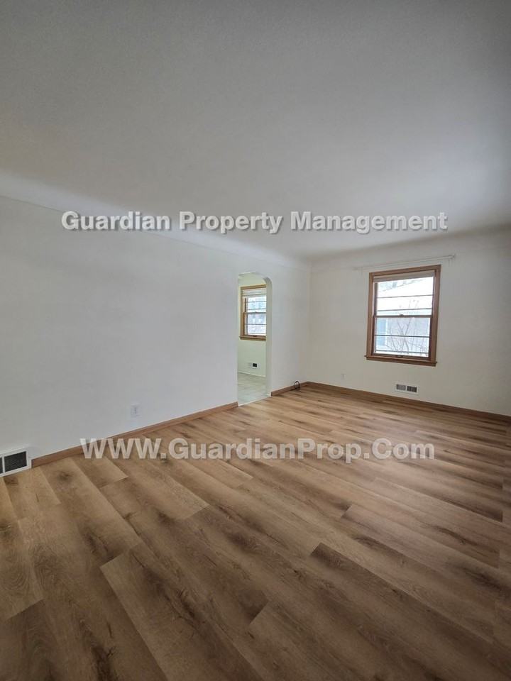 4433 Quincy St Ne - Photo 4 of 15