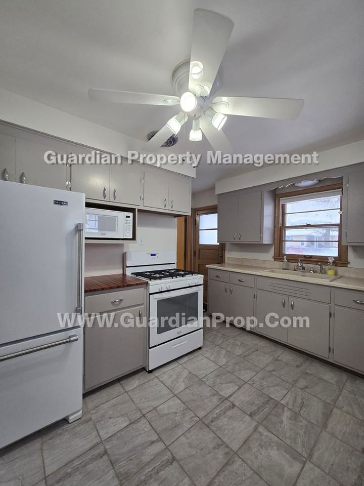 4433 Quincy St Ne - Photo 5 of 15