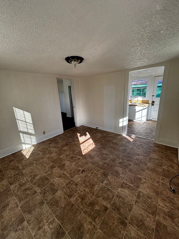 703 South Reno Avenue - Photo 2 of 9