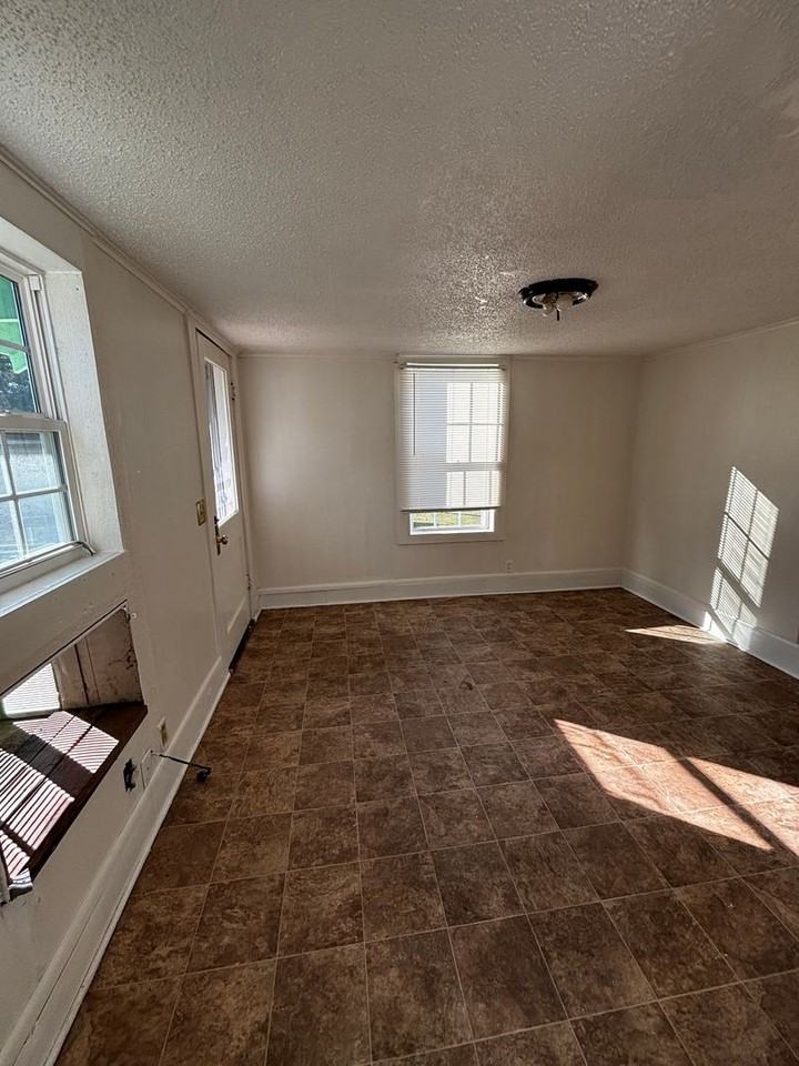 703 South Reno Avenue - Photo 3 of 9