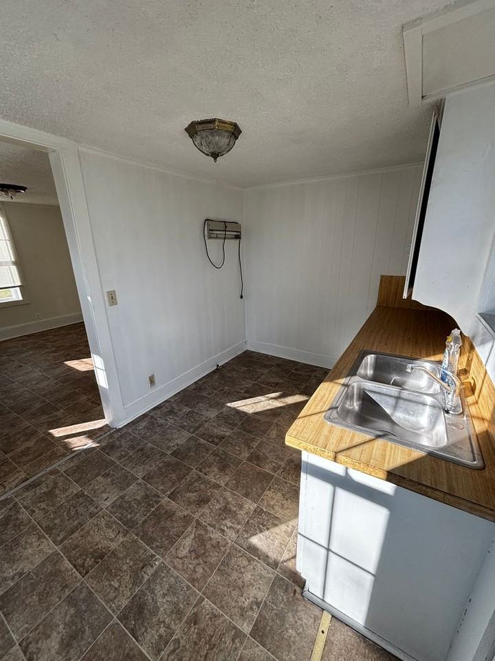 703 South Reno Avenue - Photo 4 of 9