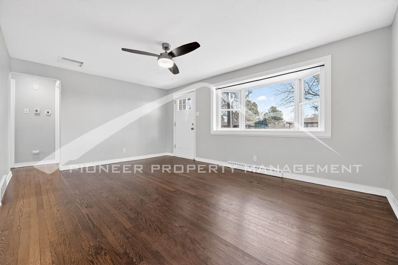 1435 S Benton St - Photo 3 of 24