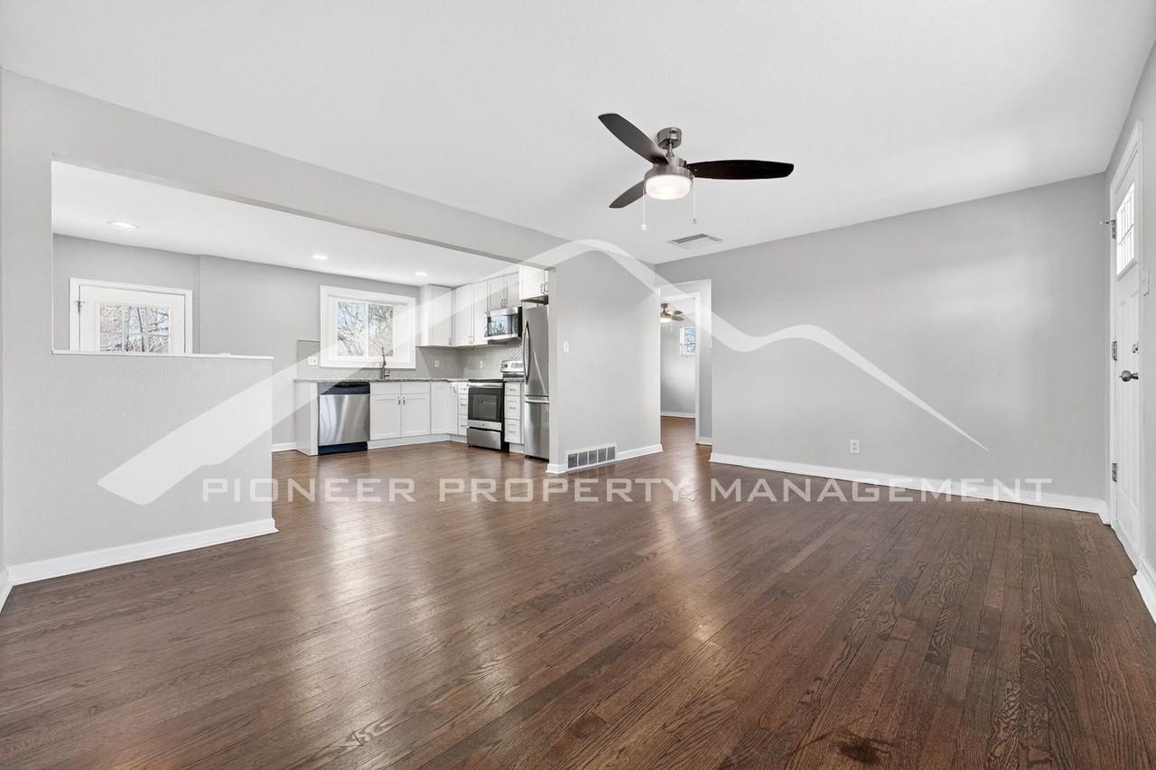 1435 S Benton St - Photo 4 of 24