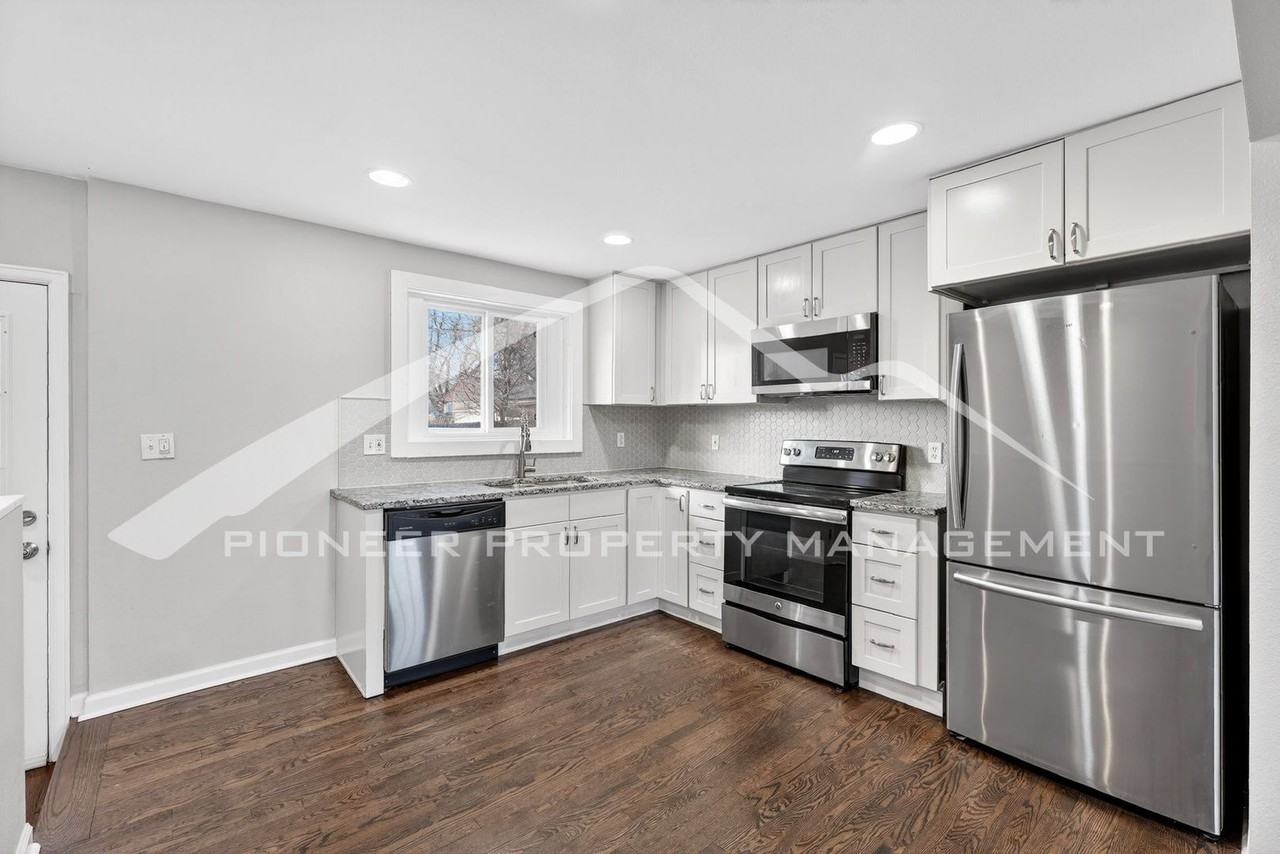 1435 S Benton St - Photo 5 of 24