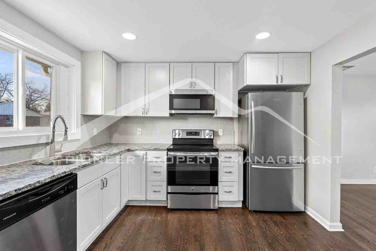 1435 S Benton St - Photo 6 of 24