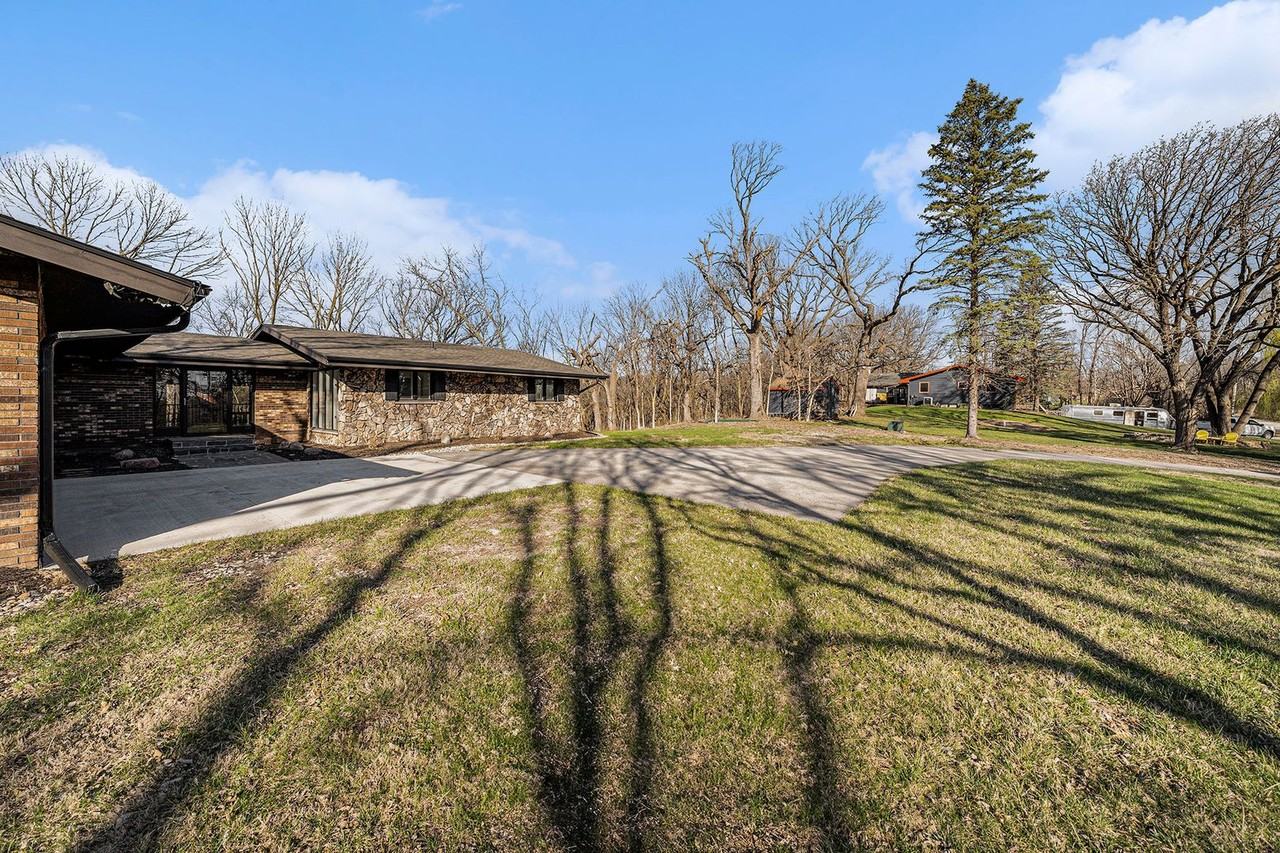 3935 Kristy Plaza - Photo 4 of 48