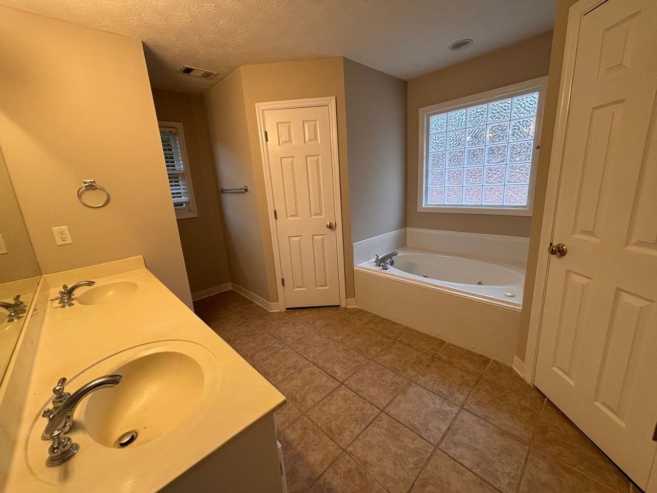 4425 Shamrock Gln - Photo 7 of 12