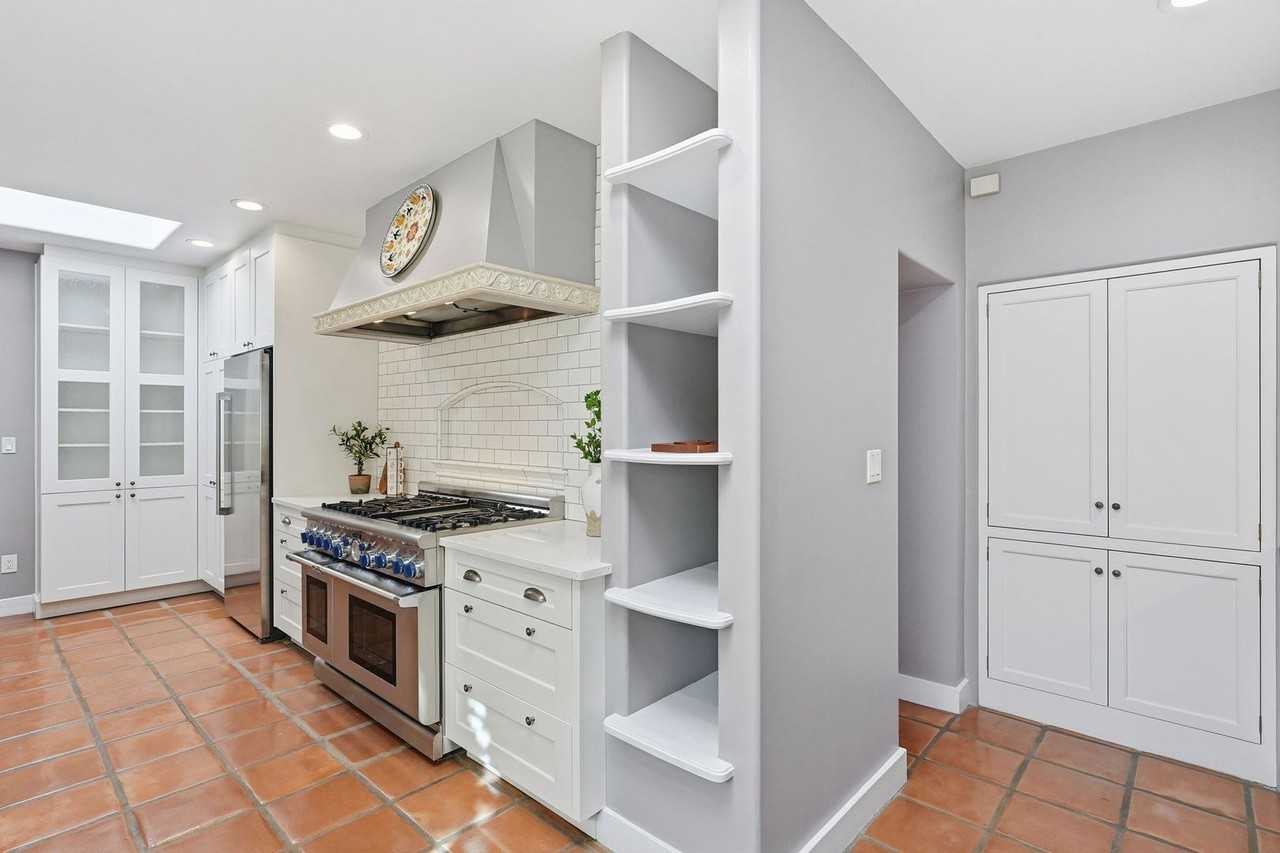 1916 E Elm St - Photo 6 of 29