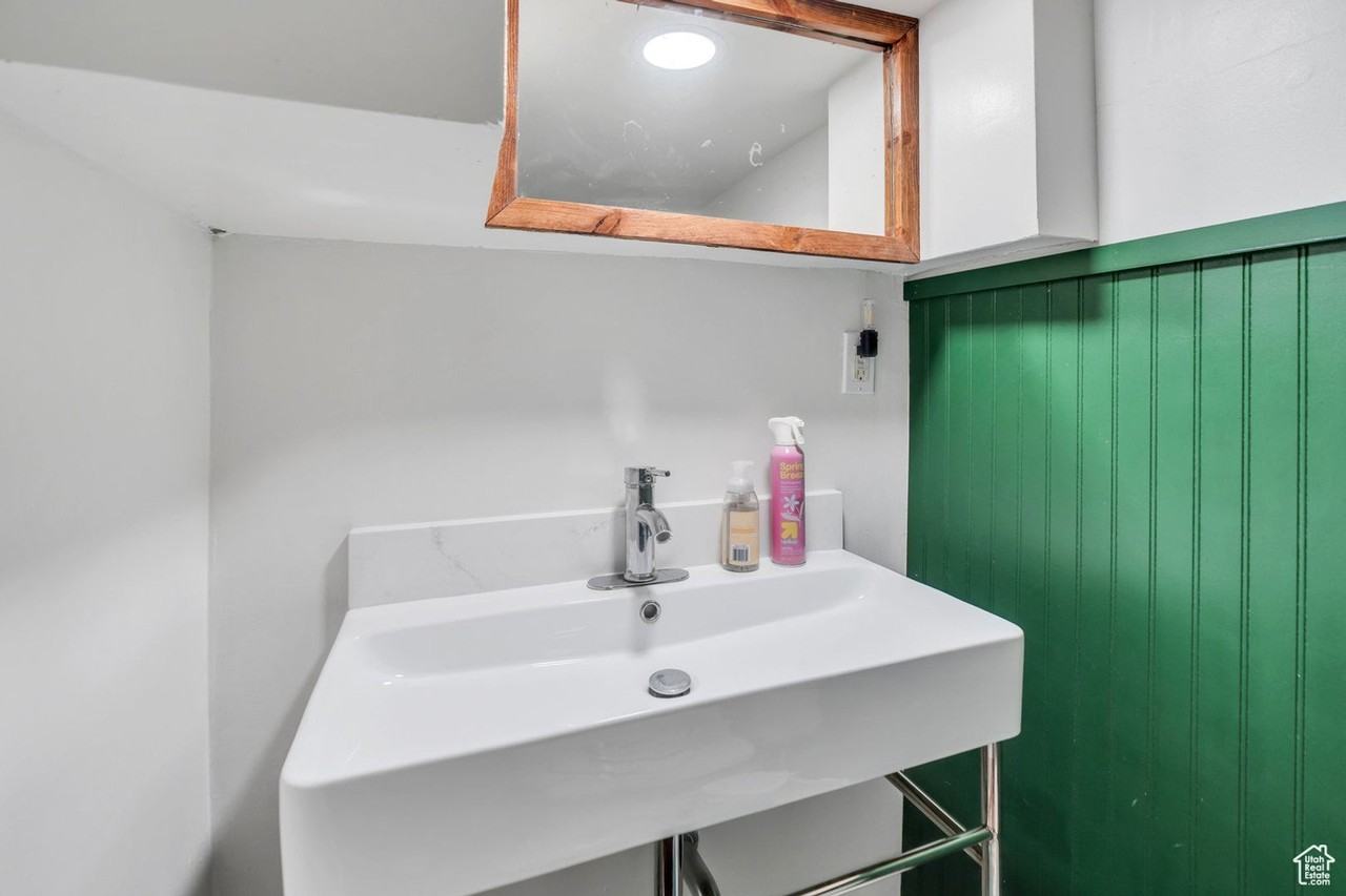 557 N 800 E - Photo 7 of 8