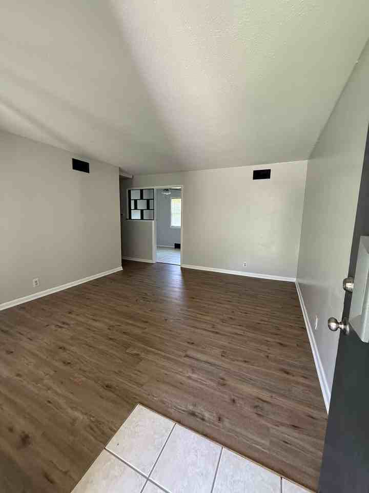 3315 S Mount Carmel Ave - Photo 2 of 11