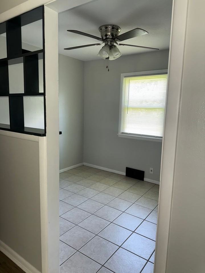 3315 S Mount Carmel Ave - Photo 3 of 11