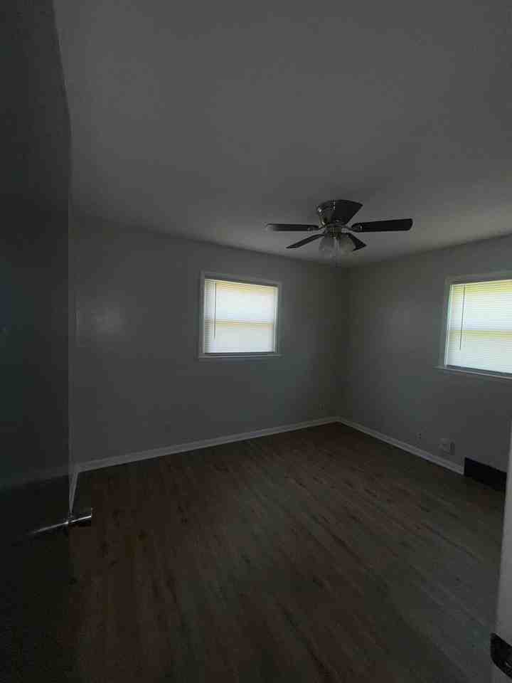 3315 S Mount Carmel Ave - Photo 7 of 11