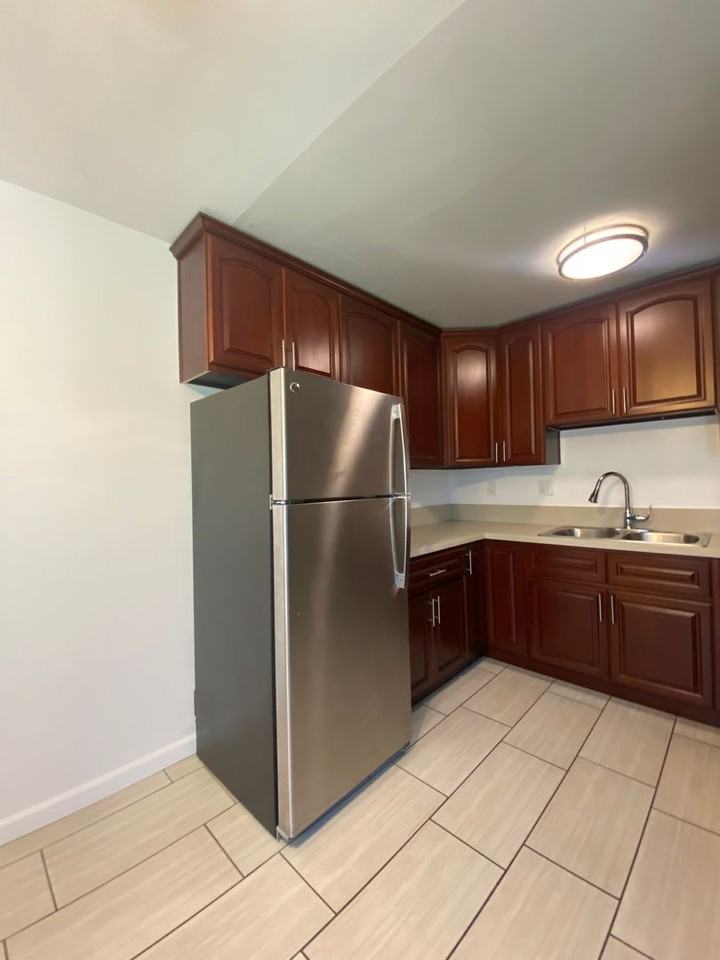 819 East 4th Street #22 - Photo 7 of 12