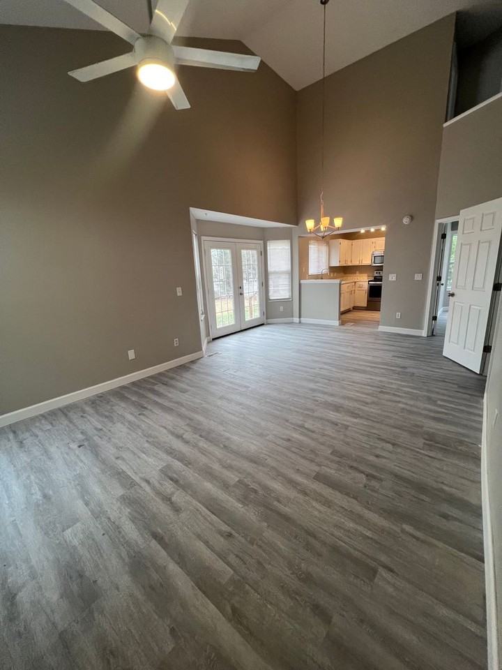 716 Liberty Village Dr - Photo 2 of 17