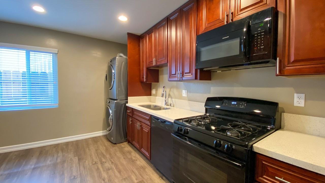 4235 Euclid Ave - Photo 6 of 16