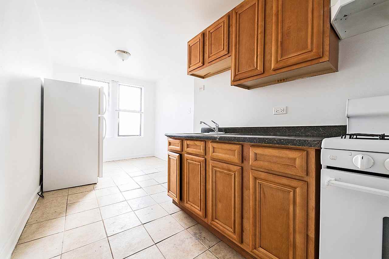 808 W 76th St 7542 - Photo 2 of 17