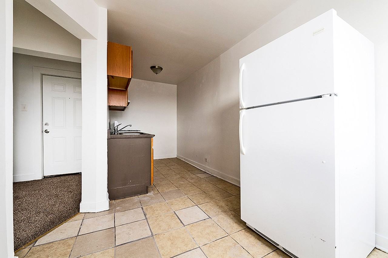 808 W 76th St 7542 - Photo 3 of 17