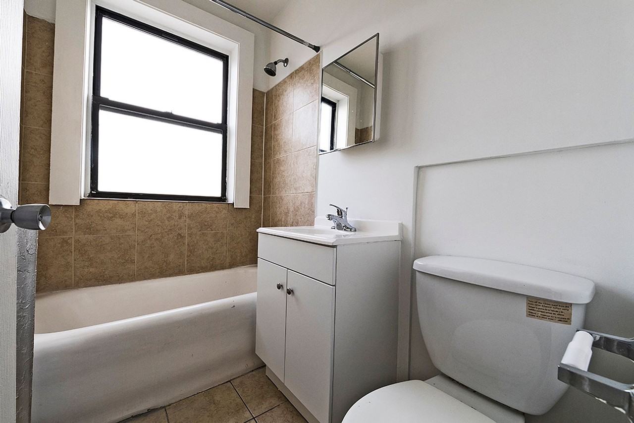 808 W 76th St 7542 - Photo 4 of 17