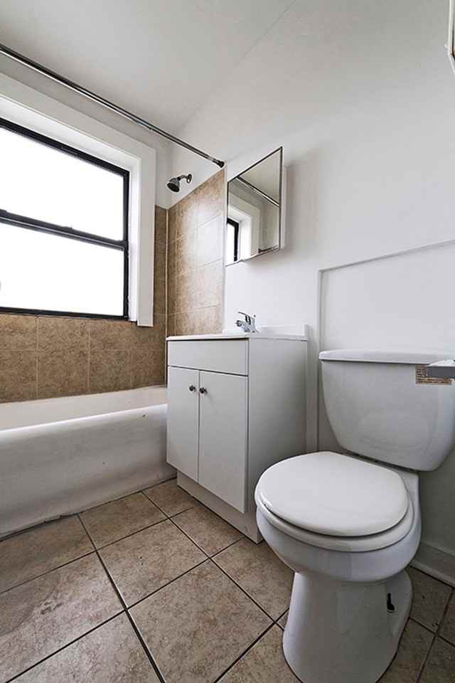 808 W 76th St 7542 - Photo 5 of 17