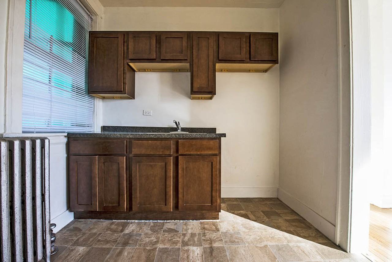 1704 W 77th St - Photo 6 of 30