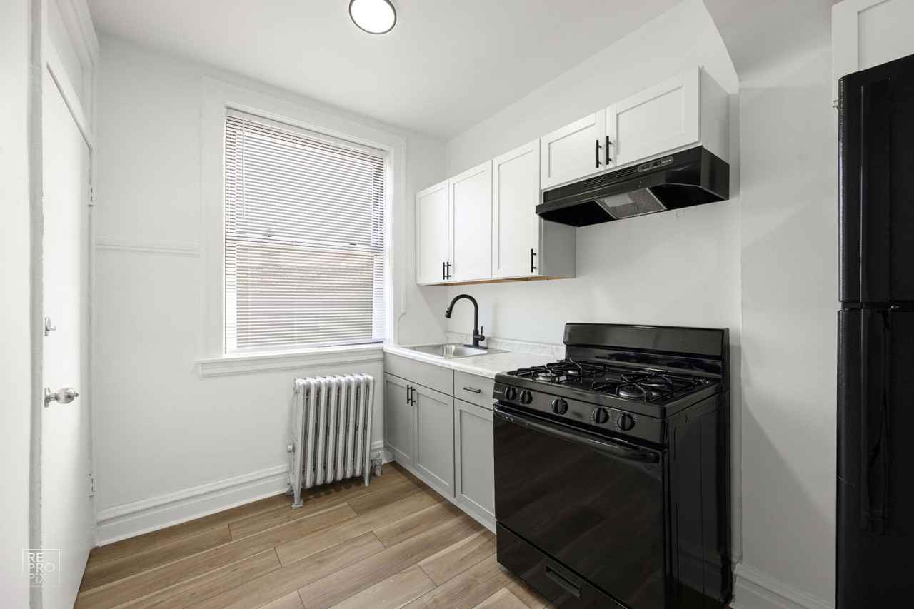 1704 W 77th St - Photo 3 of 30