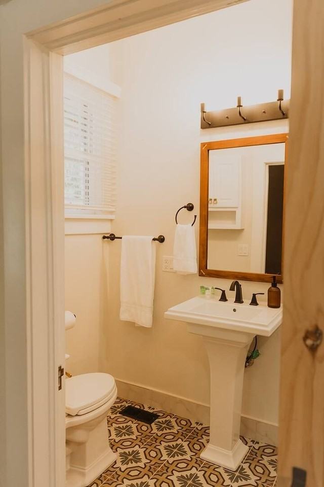 1318 Trinity St - Photo 2 of 33