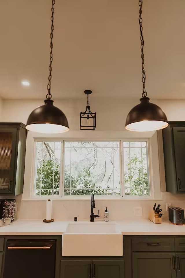 1318 Trinity St - Photo 4 of 33