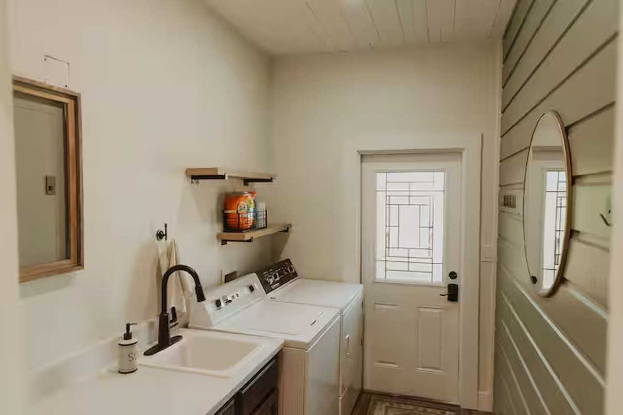 1318 Trinity St - Photo 5 of 33