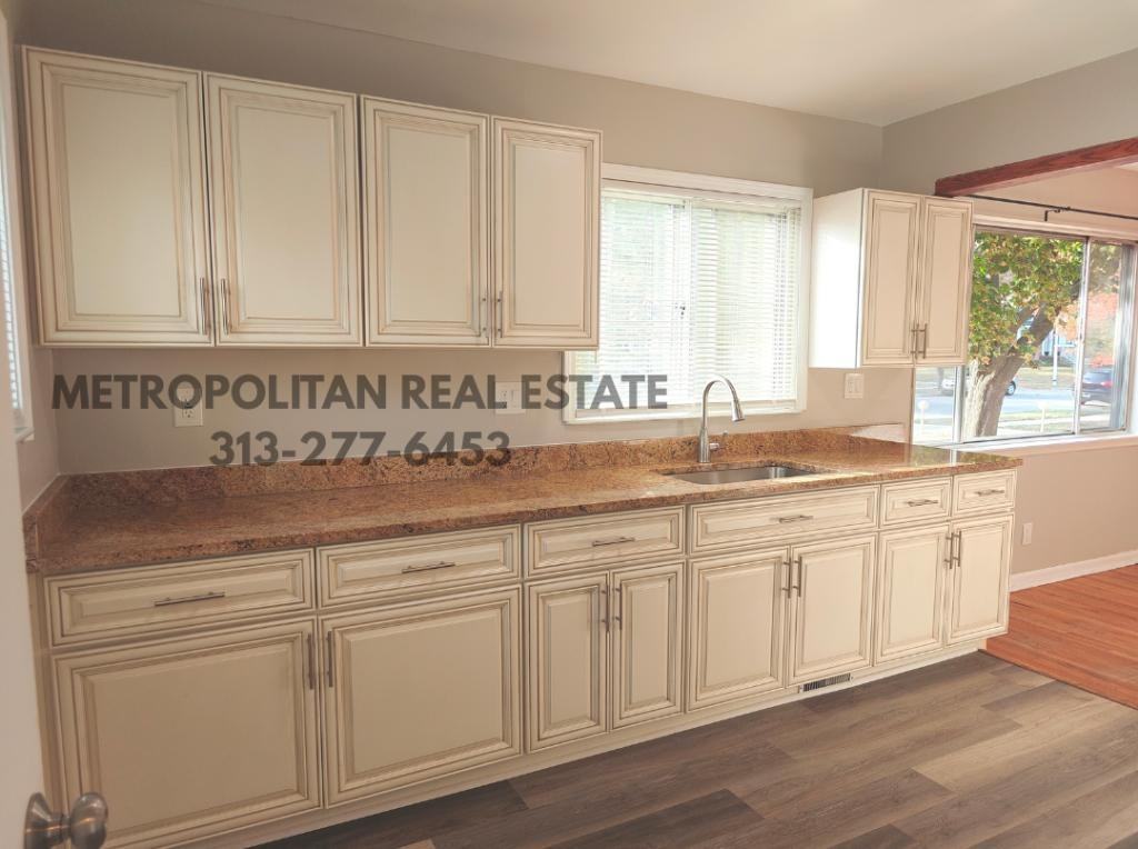 9018 Beatrice St - Photo 4 of 16