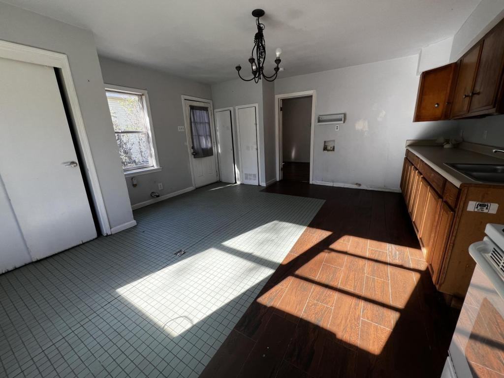 612 East Gandy Street - Photo 4 of 8