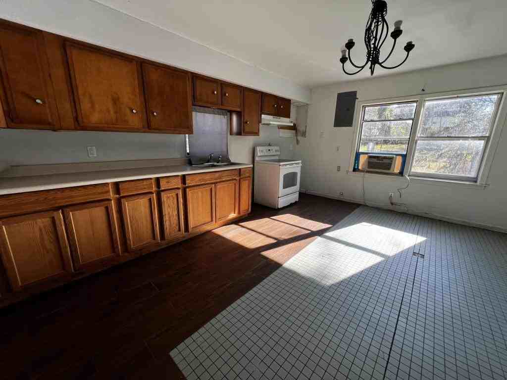 612 East Gandy Street - Photo 5 of 8