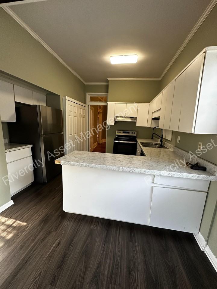 1387 Linden Ave #1 - Photo 5 of 17