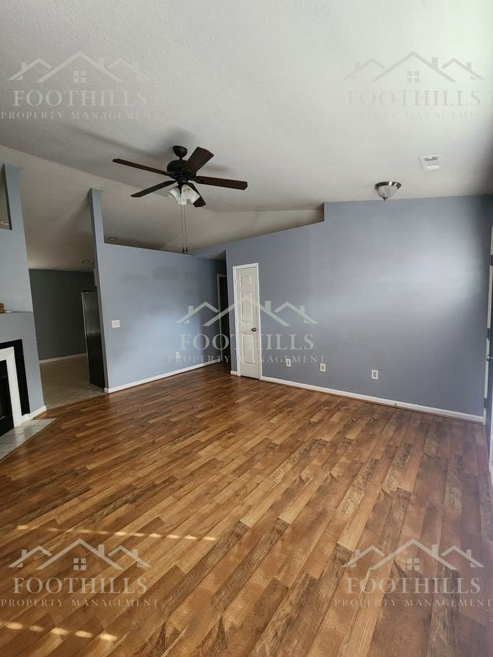 438 Old Colony Rd - Photo 3 of 21