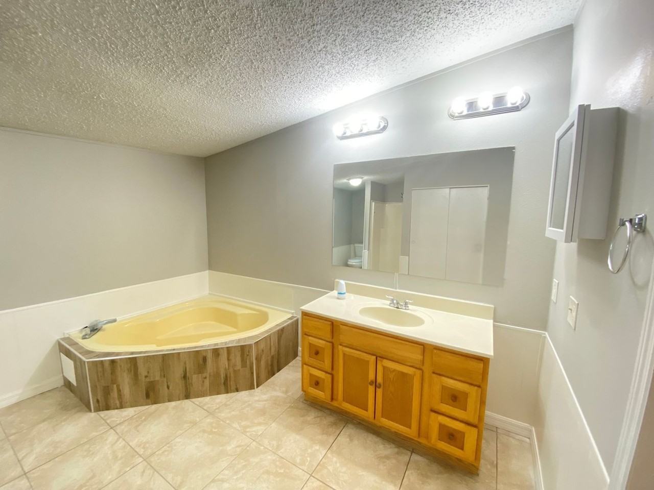 1770 Holliday Dr - Photo 4 of 30