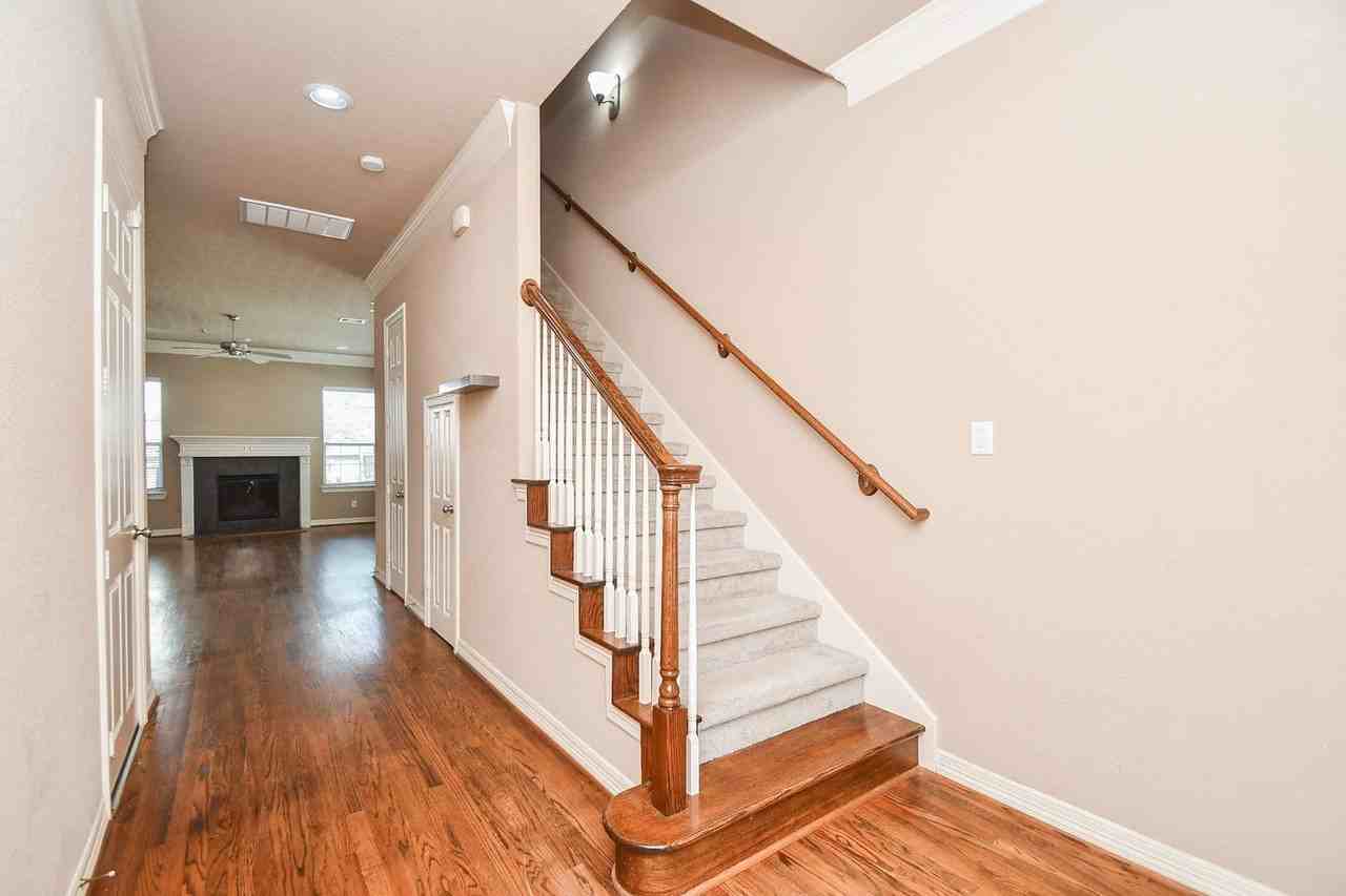 3202 Holly Meadow Dr - Photo 2 of 31