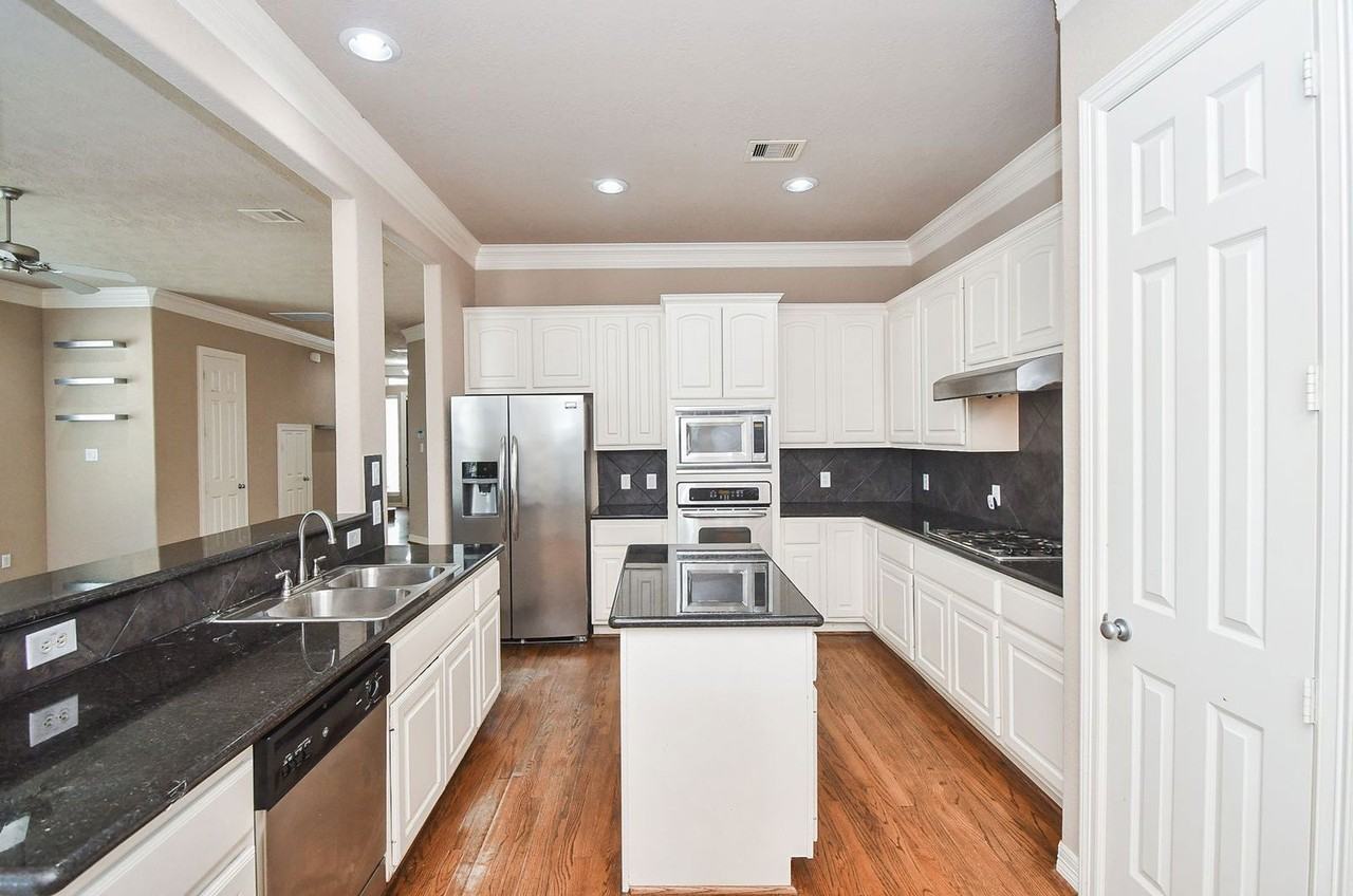 3202 Holly Meadow Dr - Photo 4 of 30