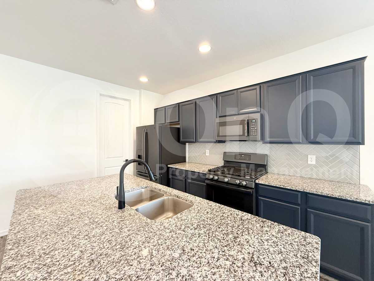 349 E Hawaii Dr - Photo 5 of 24