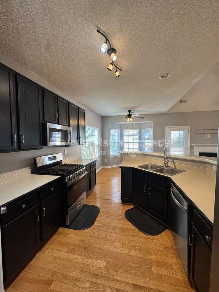 231 Beckenham Ln - Photo 6 of 40