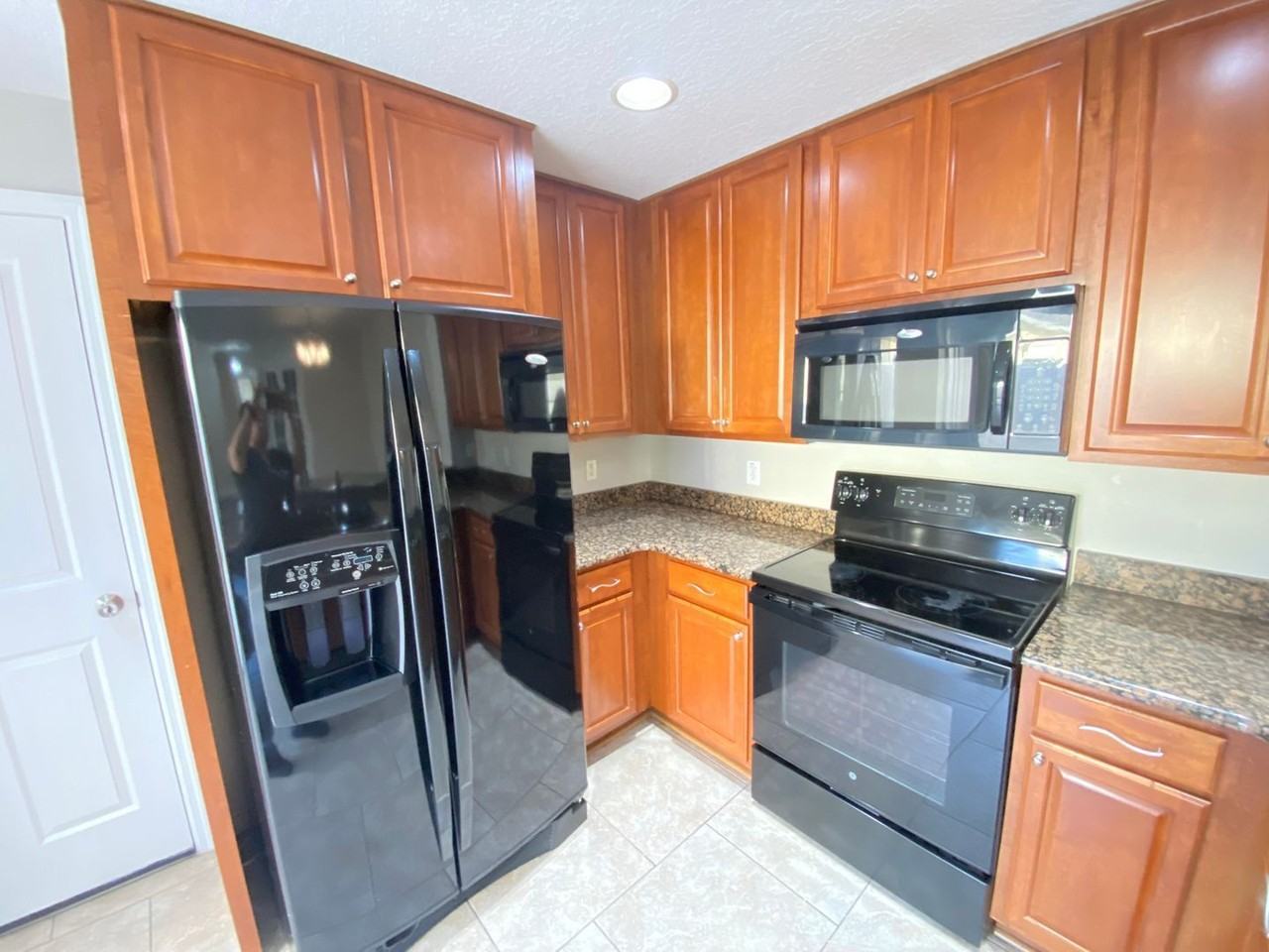 13838 Phoenix Dr - Photo 3 of 32