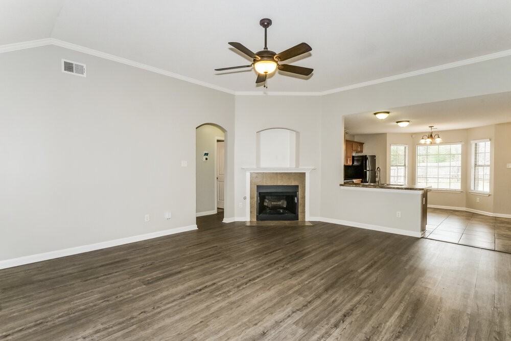 1609 Sawmill Creek Ln - Photo 4 of 16