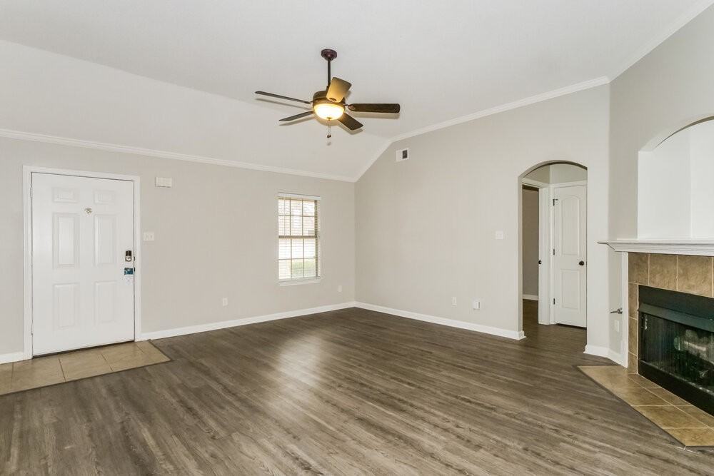 1609 Sawmill Creek Ln - Photo 5 of 16