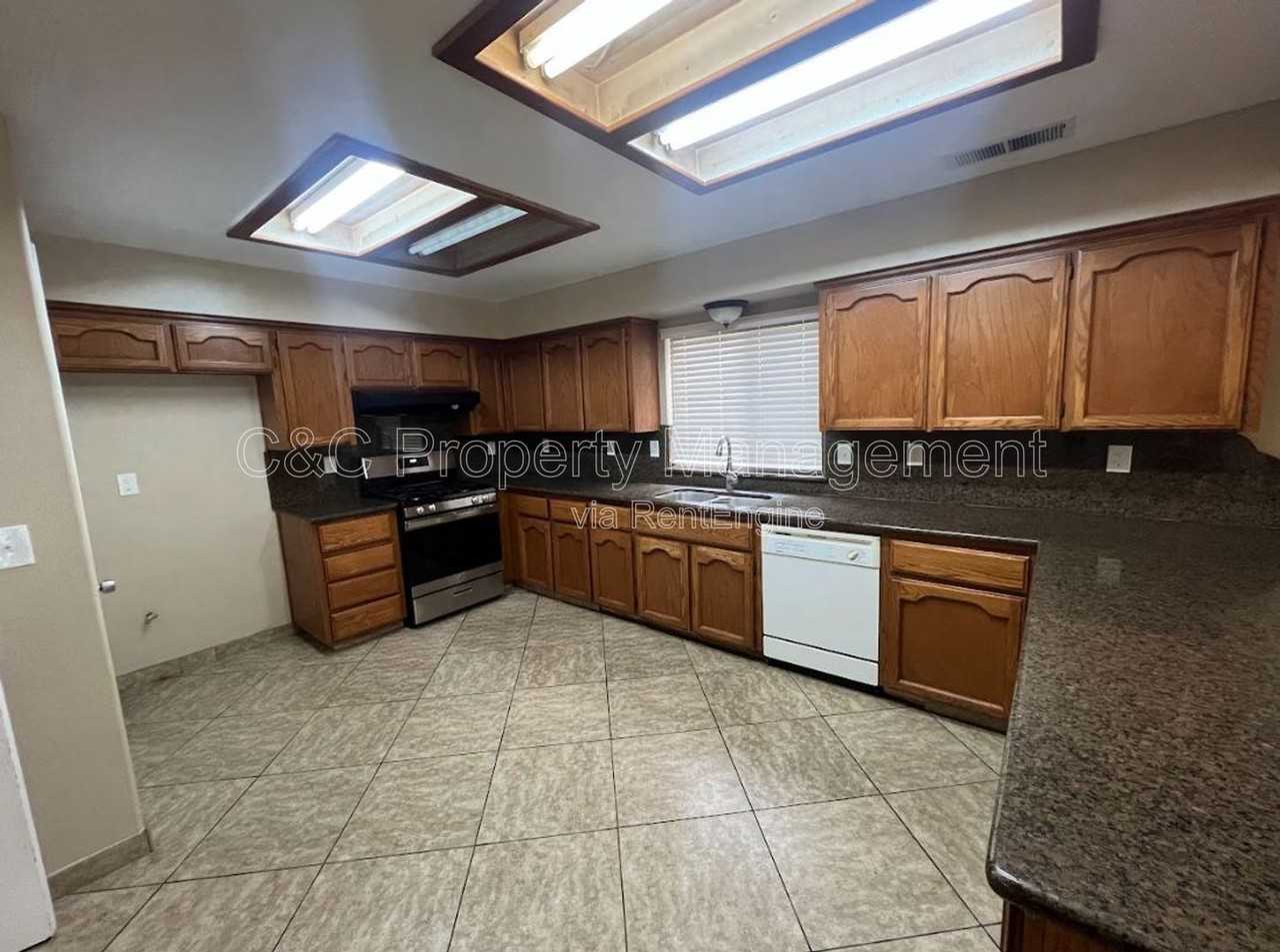 3371 N Forestiere Ave - Photo 3 of 14