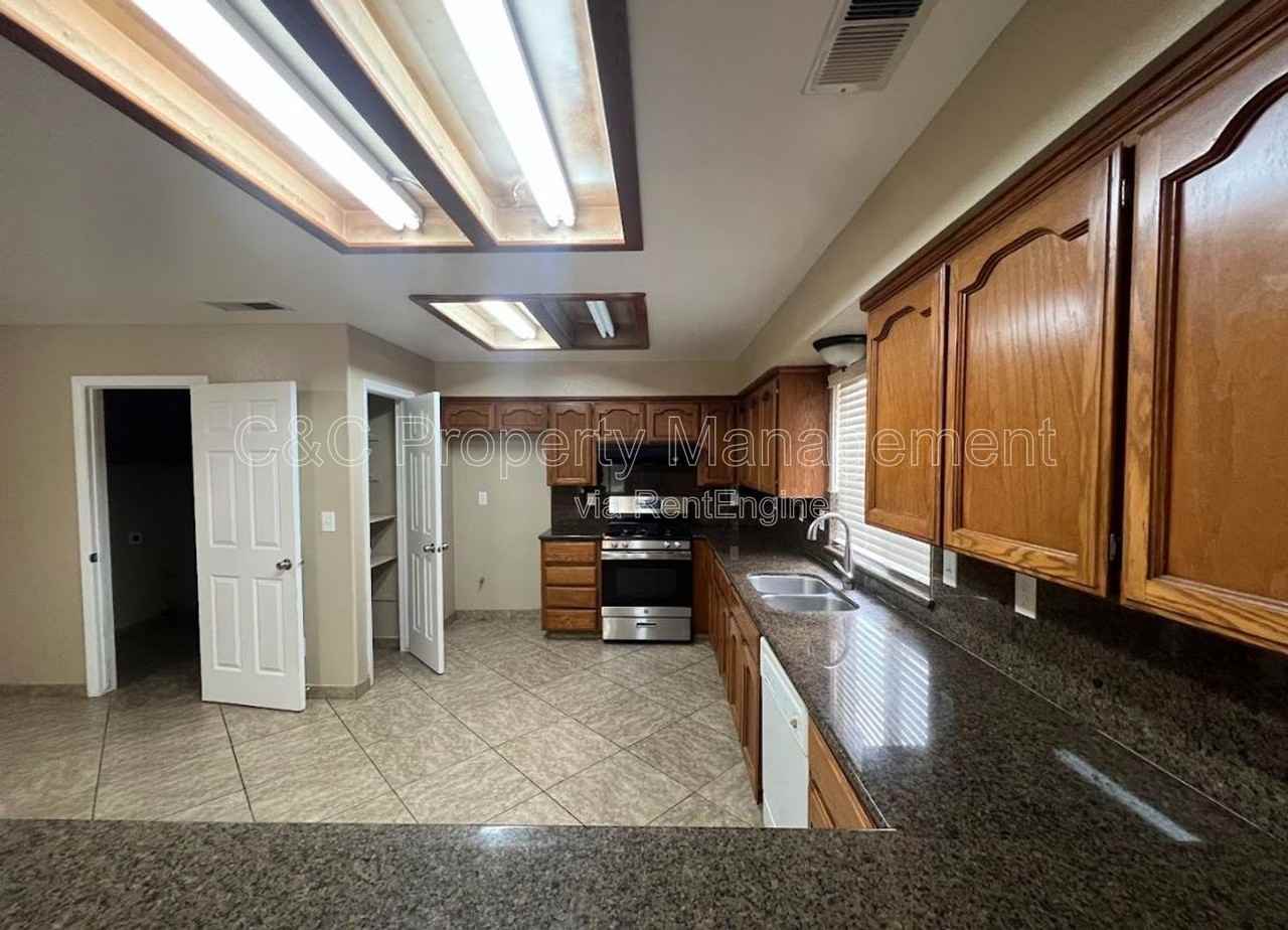 3371 N Forestiere Ave - Photo 4 of 14