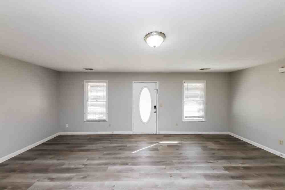 350 Anna Ave - Photo 4 of 16