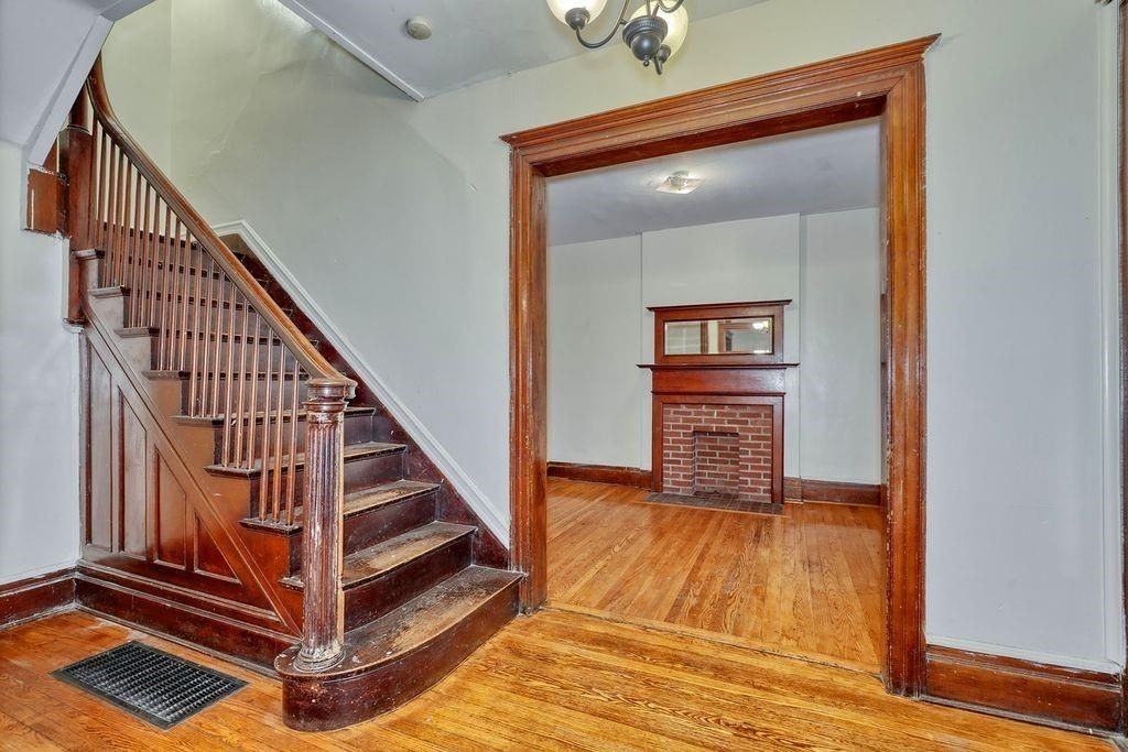 371 Alexander St - Photo 4 of 17