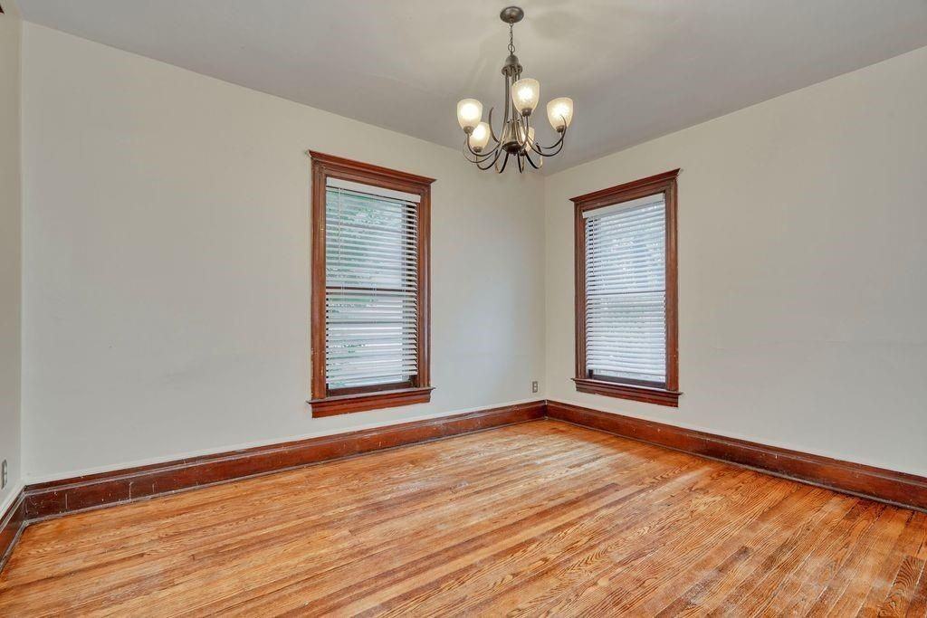 371 Alexander St - Photo 5 of 17