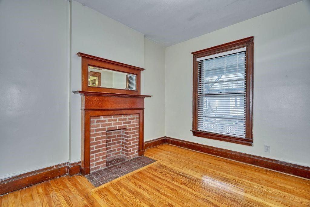 371 Alexander St - Photo 6 of 17