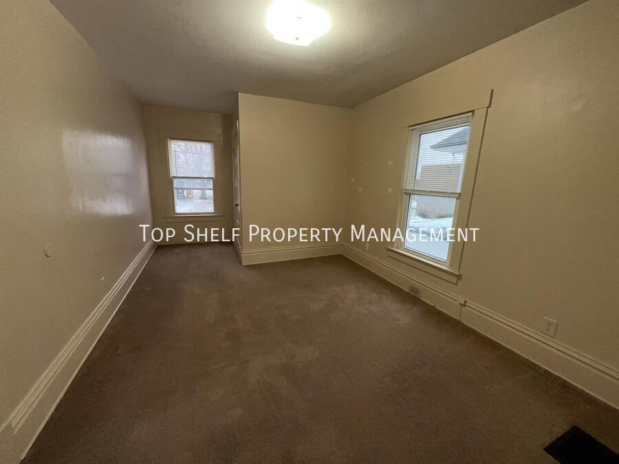 1067 23rd St #2 - Photo 4 of 8